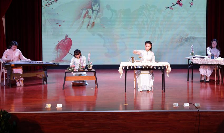 开云网页版,开云（中国）官方2019年度工作动员大会---传统文化展示《茶花墨韵》